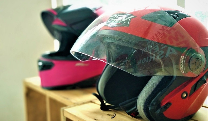 4 Cara Menghilangkan Bau Apek pada Helm