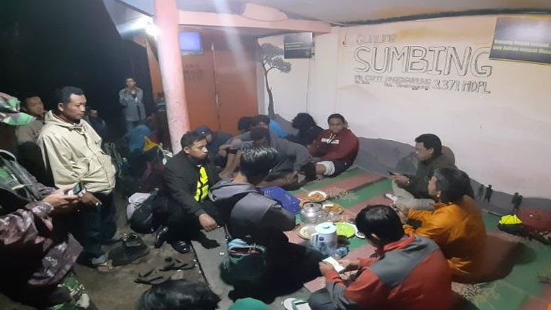 Tim SAR Evakuasi 6 Mahasiswa ITB yang Tersesat di Gunung Sumbing