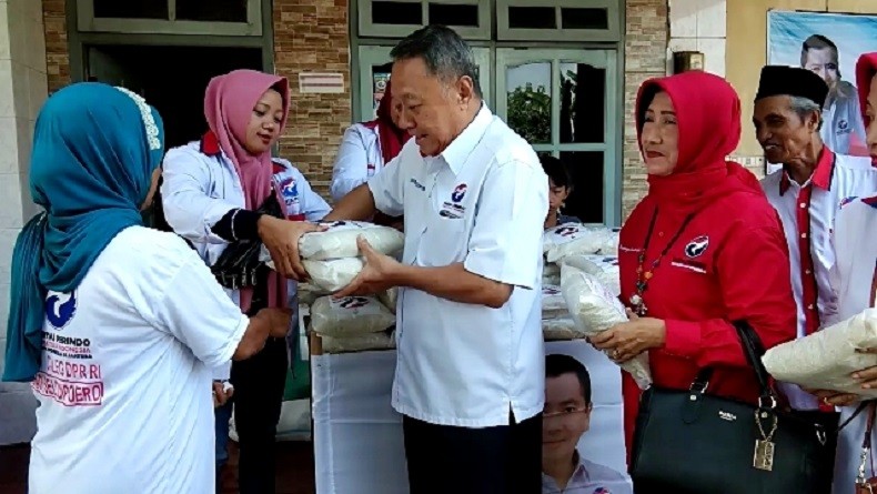 Caleg Perindo Bagikan Paket Beras Murah di Mranggen, Warga Bersyukur