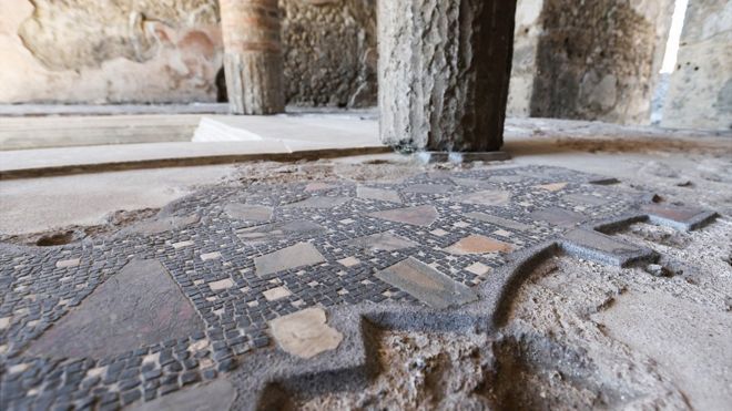 Wanita Inggris Ditangkap karena Curi Potongan Ubin Romawi di Pompeii