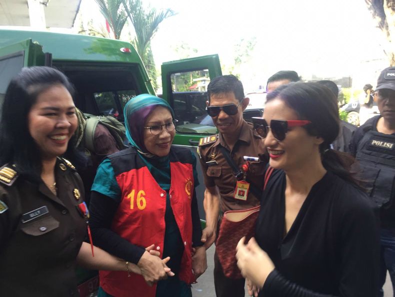 Dampingi Ratna Sarumpaet di Sidang Hoaks, Atiqah Lempar Senyuman