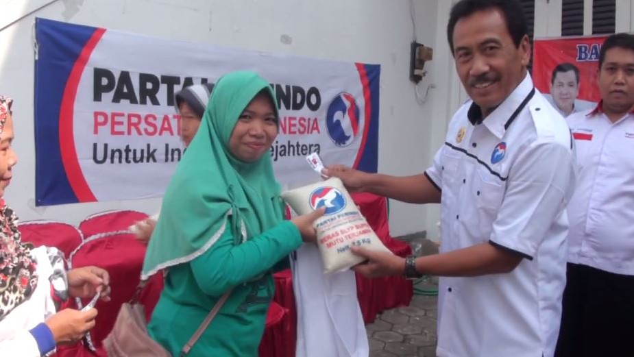 Antusias Sambut Bazar Murah Perindo, Ibu-Ibu di Probolinggo Rela Antre
