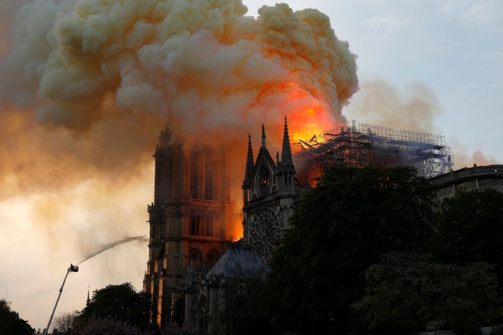 Pemadam Paris Berhasil Selamatkan Artefak dan Menara Utama Notre Dame