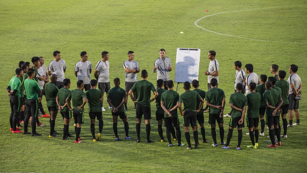 Liga 1 Belum Bergulir, Simon McMenemy Kesulitan Pantau Pemain Timnas