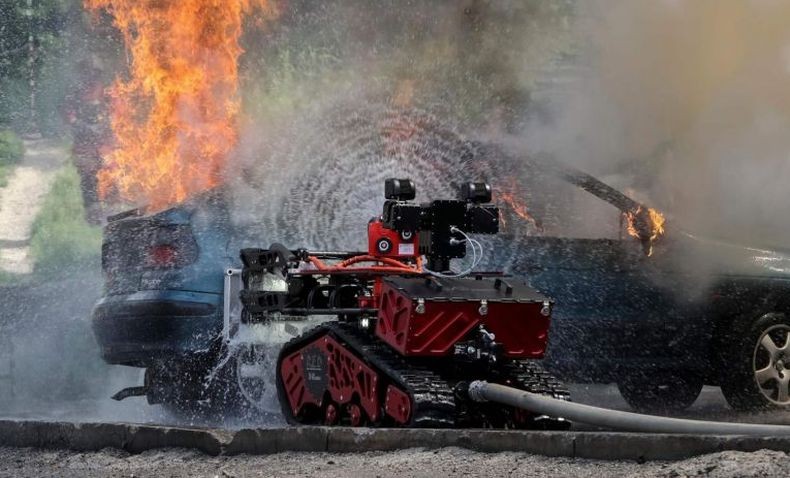 Kisah Robot yang Memadamkan Api di Katedral Notre Dame
