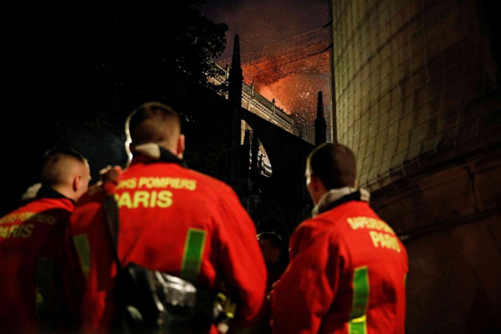 Petugas Pemadam Kebakaran Katedral Notre Dame Dihadiahi Alkitab