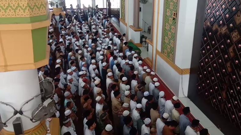 Ribuan Jemaah Salatkan Jenazah Bupati Asahan, Putra Bungsu Jadi Imam
