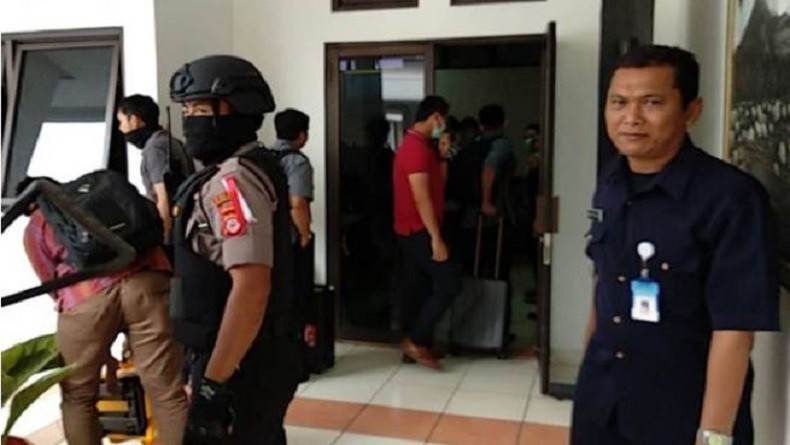 Usai Penggeledahan, Petugas KPK Bawa Kepala Dinas PUPR Tasikmalaya