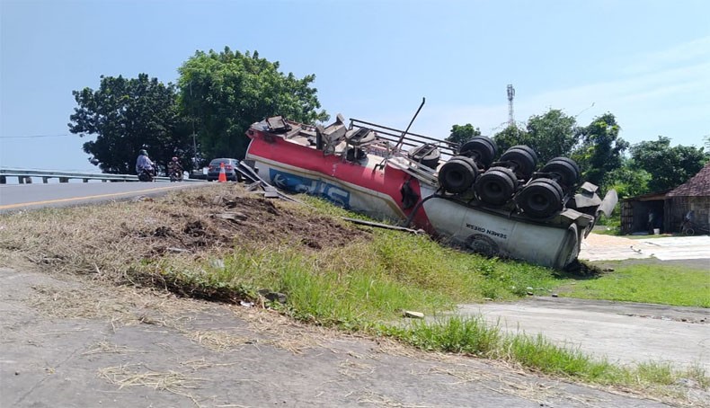 Sopir Ngantuk, Trailer Semen Terguling di Jalur Pantura Kendal