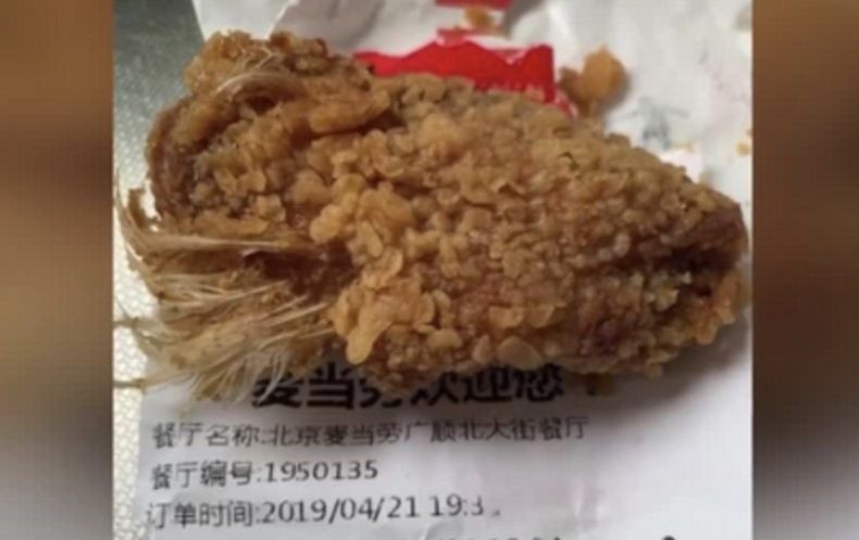 Heboh, Restoran Cepat Saji Hidangkan Ayam Goreng yang Masih Berbulu