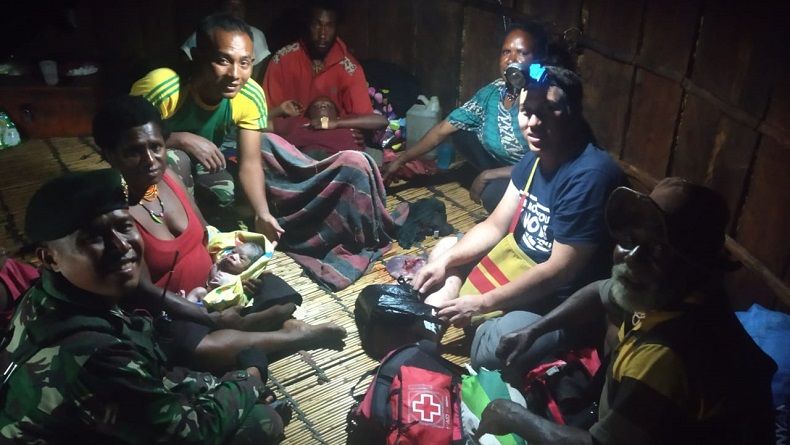 Turuni Gunung, Prajurit TNI Bantu Ibu Melahirkan di Puncak Jaya Papua