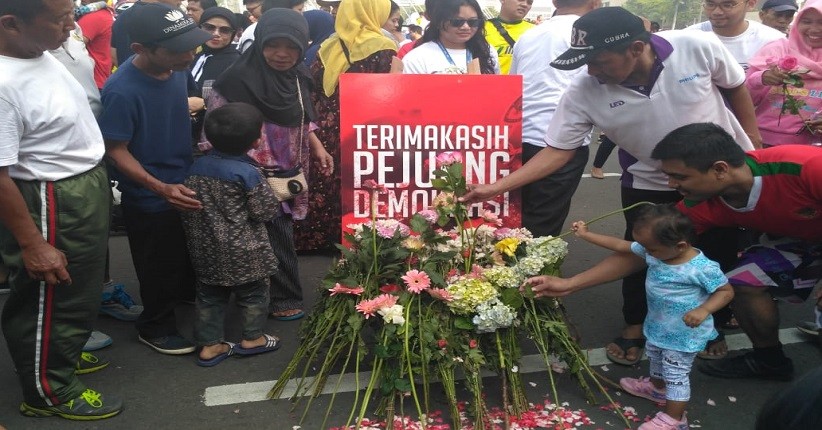 Ratusan Petugas KPPS Berguguran, TKN Milenial Gelar Acara Tabur Bunga