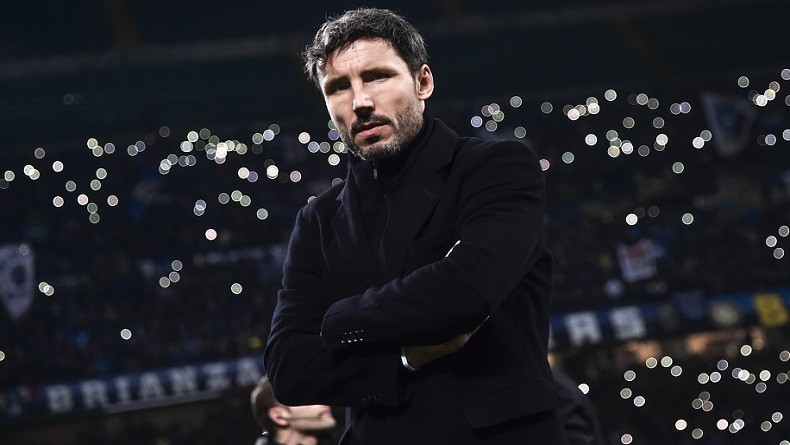 Tak hanya Di Francesco, Van Bommel Masuk Bursa Pelatih Anyar Milan