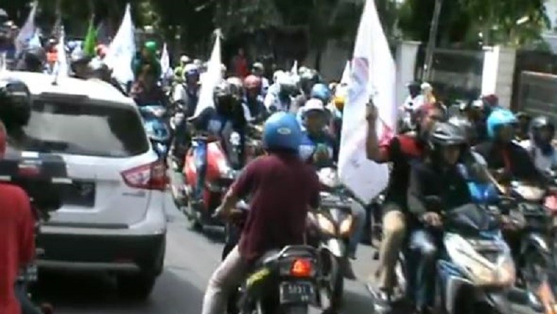 Ribuan Buruh Se-Jatim Demonstrasi di Gedung Grahadi Surabaya