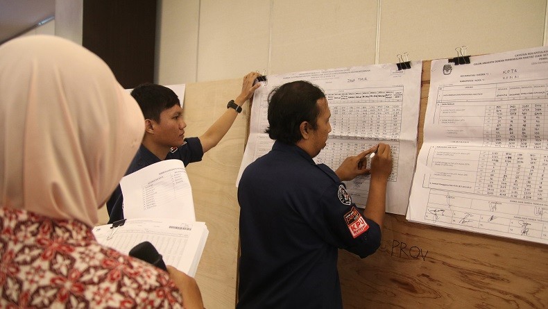Staf Bawaslu Jember Dipukul saat Rekapitulasi Penghitungan Suara