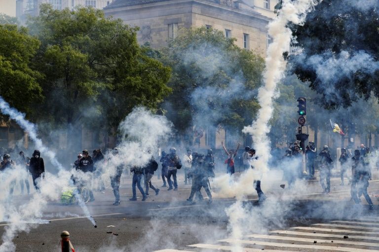 Polisi Paris Tembakkan Gas Air Mata ke Ribuan Demonstran May Day