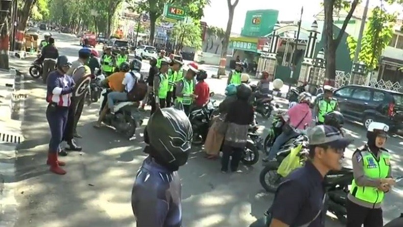 Super Hero Avengers Tilang Pelajar dan Bagi-bagi Buku di Jalan