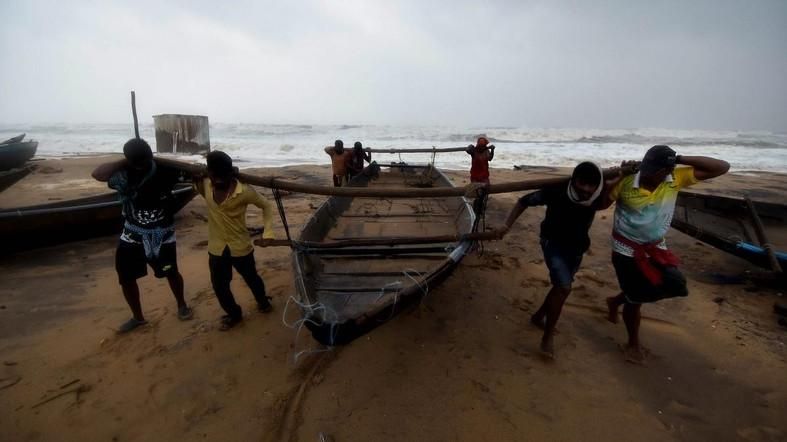 India Bersiap Hadapi Topan Tropis Fani, 800.000 Warga Dievakuasi