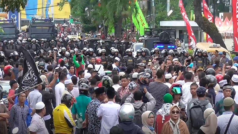 Aksi Massa 2 Kelompok Berbeda di Bawaslu Sumut Memanas, Polisi Buat Barikade