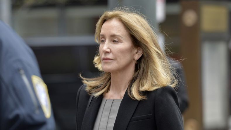 Aktris Felicity Huffman Ngaku Bayar Suap Masukkan Anaknya ke Kampus Ternama AS