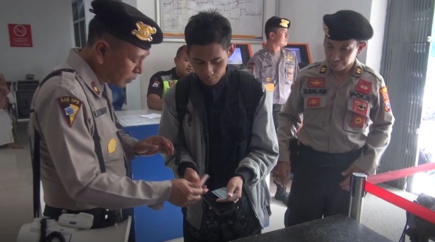 Penumpang KA dan Bus di Jember Kebingungan Di-sweeping Polisi