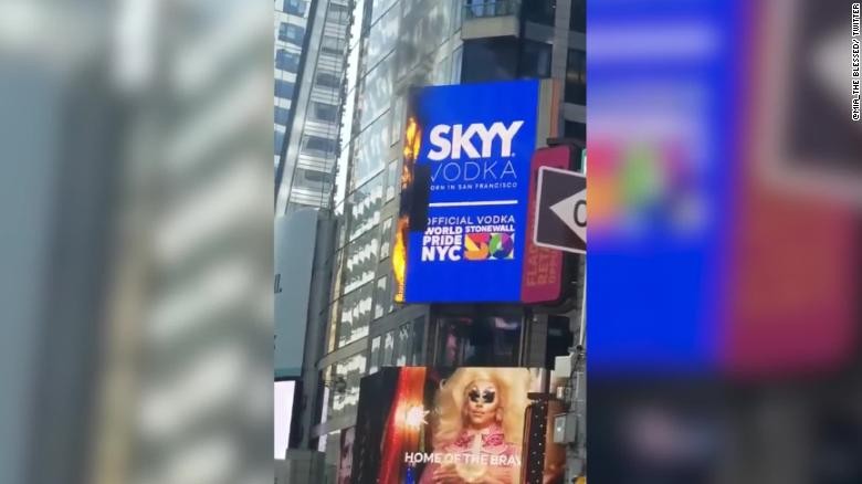 Billboard Raksasa yang Tampilkan Iklan Gay di Times Square New York Terbakar