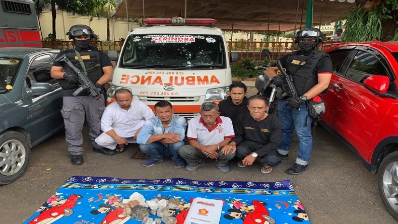 Penampakan Ambulans Berisi Batu dan Bom Molotov untuk Demo 22 Mei