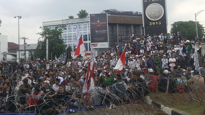 Massa Gelar Aksi Unjuk Rasa di Depan Bawaslu Sumut