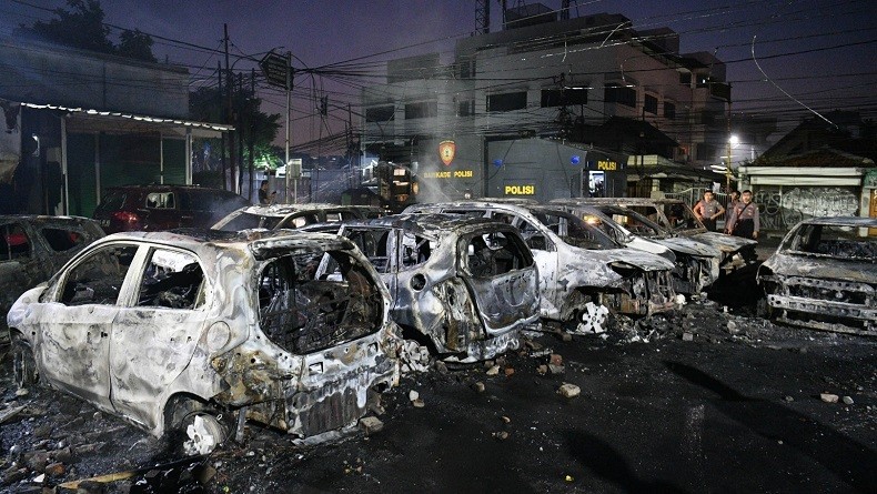Belasan Mobil Hangus Terbakar di Sekitar Asrama Brimob Jalan KS Tubun Petamburan
