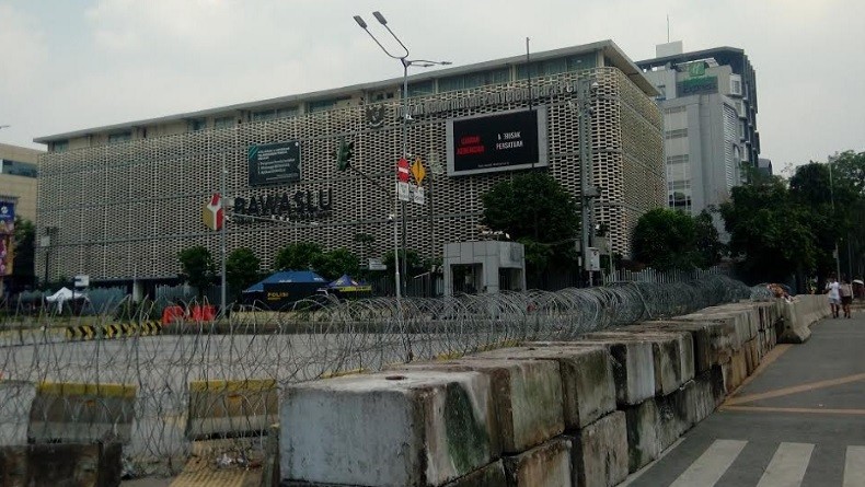 Jalan Depan Bawaslu Masih Ditutup, Dipasangi Beton dan Kawat Berduri