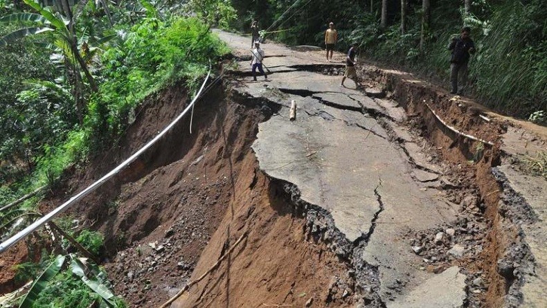 Diguyur Hujan, Jalan Penghubung Belasan Desa di Banyumas Longsor 