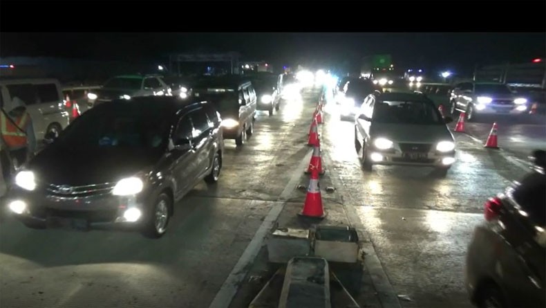 H-10 Lebaran, Antrean Kendaraan Mengular di Gerbang Tol Cikarang Utama