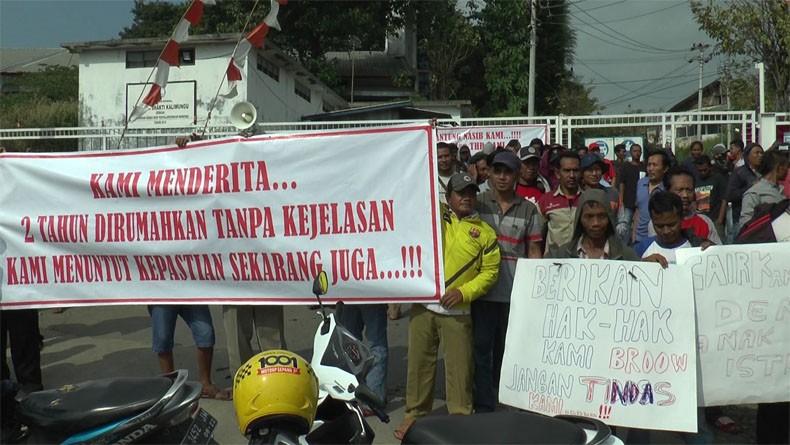 Tuntut Gaji dan THR, Ratusan Karyawan Blokade Pintu Gerbang PT Tossa di Kendal