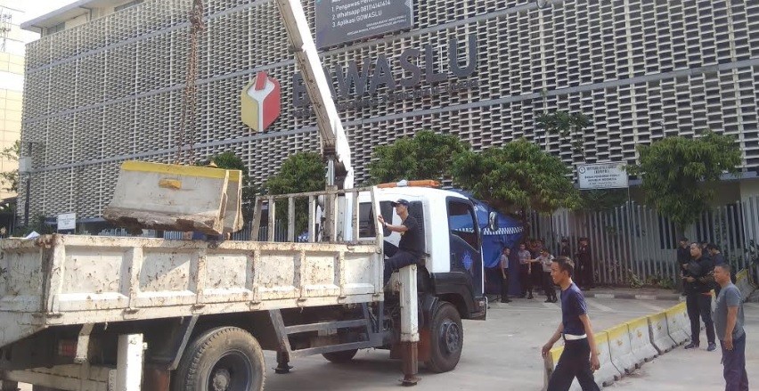 Jalan di Depan Kantor Bawaslu dan KPU Kembali Dibuka