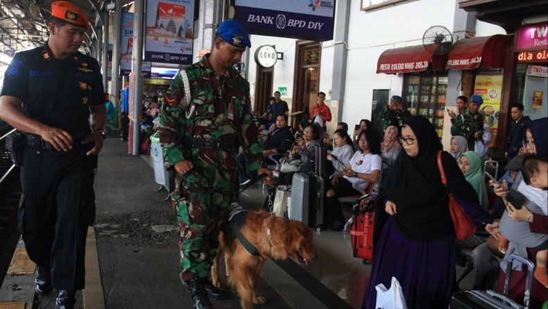 Antisipasi Teror, Anjing Pelacak TNI - Polri Sisir Stasiun Yogyakarta