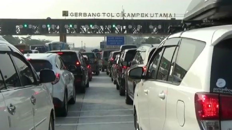 H-7 Lebaran, Arus Mudik di Gerbang Tol Cikampek Utama Purwakarta Macet 2 Km
