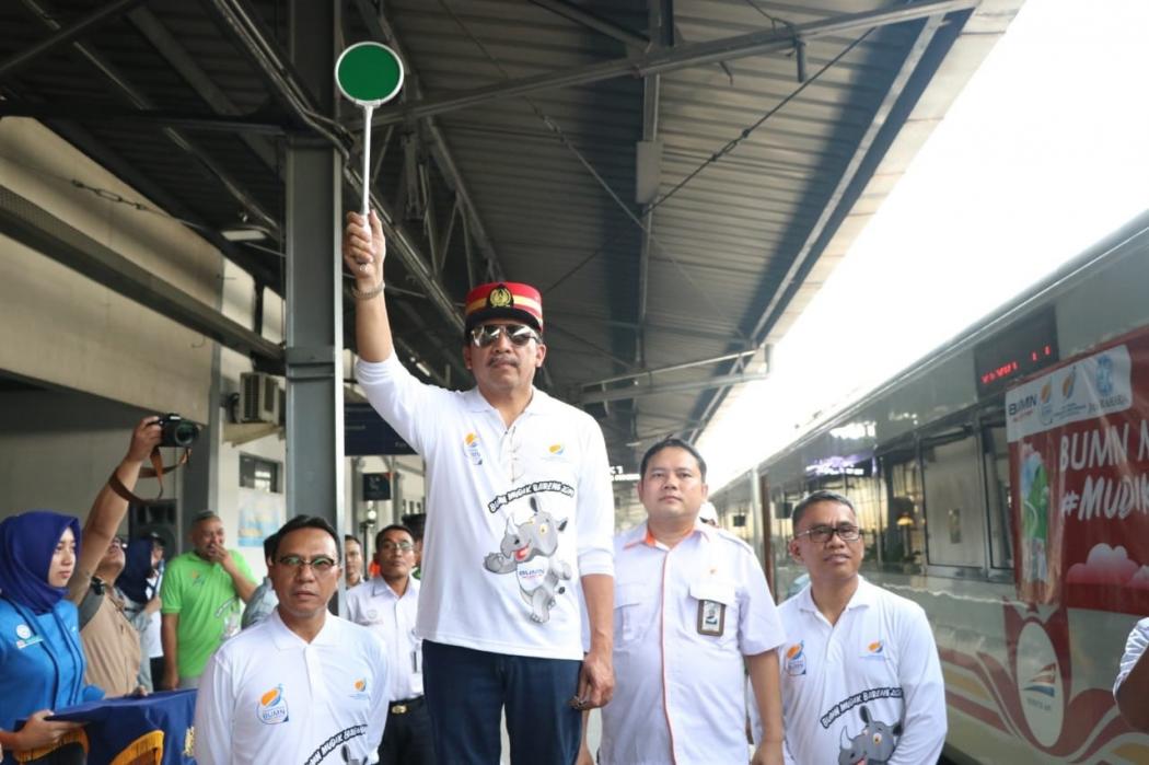 Mudik Bareng BUMN, Jasa Raharja Lepas Ratusan Pemudik di Stasiun Senen