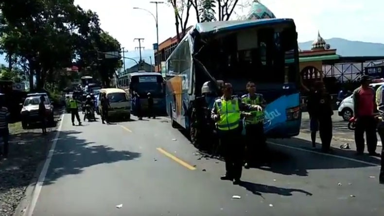 4 Kendaraan Tabrakan Beruntun Jalur Ciawi Tasikmalaya, Arus Lalin Macet Panjang