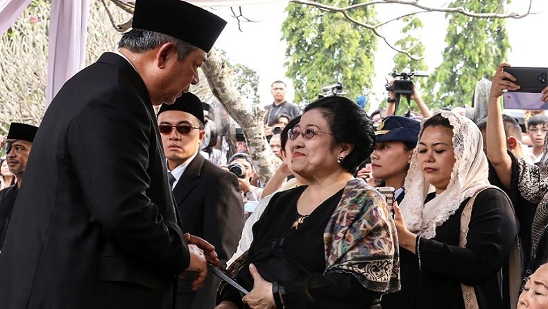 Megawati Tersenyum Bersalaman dengan SBY di Pemakaman Ani Yudhoyono