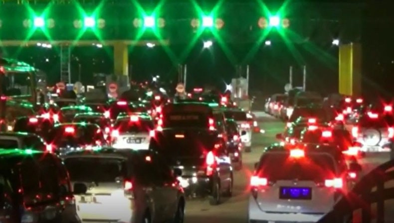 H-4 Lebaran, Antrean Panjang Terjadi di Gerbang Tol Cikampek Utama