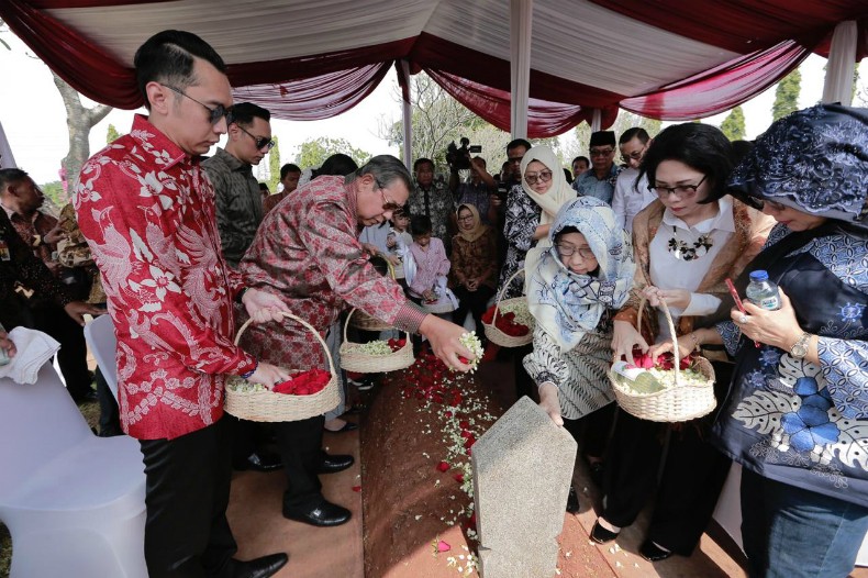 SBY Bersama Mertua Ziarah Makam Ani Yudhoyono di Taman Makam Pahlawan