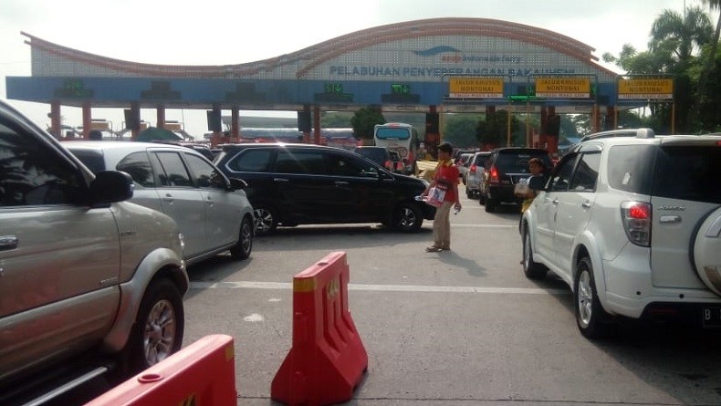 Hari Libur Terakhir, Pelabuhan Bakauheni Terus Dipadati Pemudik