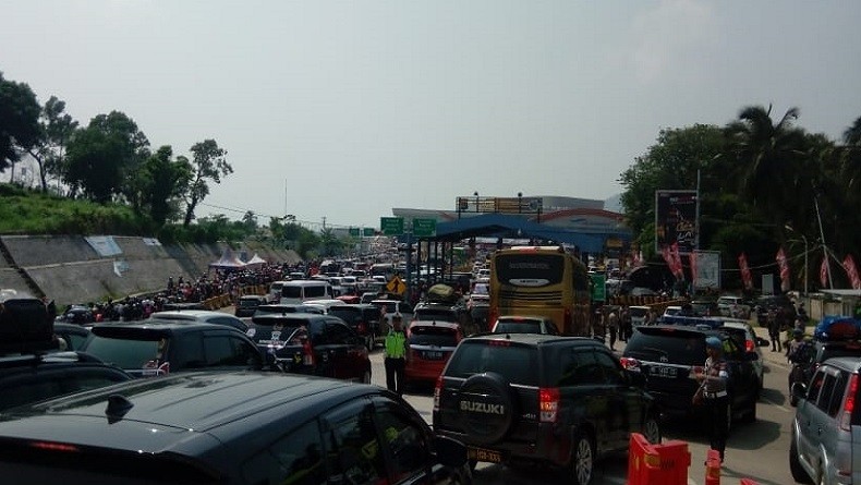 Minggu Siang Pintu Masuk Pelabuhan Bakauheni Macet Panjang