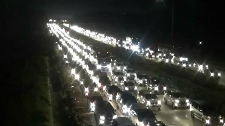 Puncak Arus Balik di Tol Cipali, Kendaraan Mengantre hingga Puluhan Kilometer