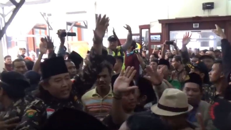Banser dan FPI Nyaris Ricuh saat Hadiri Sidang Sugi Nur di PN Surabaya