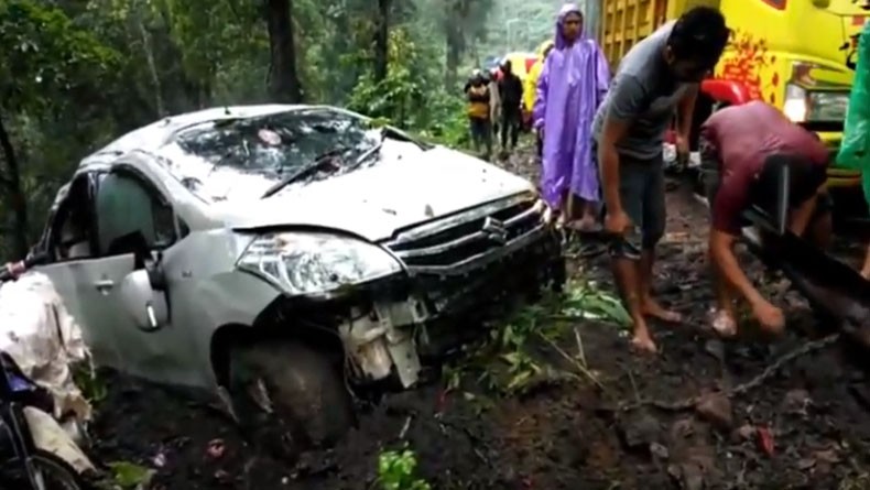 Minibus Masuk Jurang akibat Jalur Licin di Jember, 5 Penumpang Luka-Luka