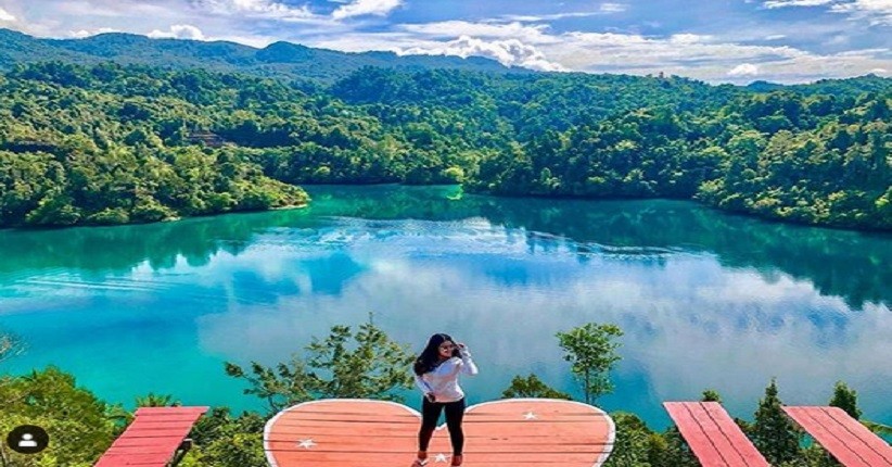 Indahnya Teluk Sarawandori Papua, Warna Airnya Unik Terlihat Berlapis-lapis