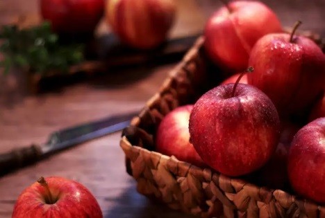 Makanan Ini Bisa Bersihkan Paru-Paru Anda, Yuk Konsumsi Apel dan Sayuran Hijau