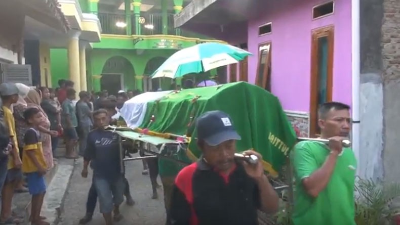 Diwarnai Isak Tangis, 3 Jenazah Kecelakaan Maut Tol Cipali Dimakamkan di Tegal
