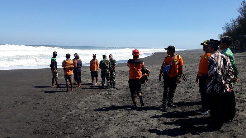 Sekeluarga Terseret Ombak di Pantai Baru Bantul, Ayah dan Anak Hilang
